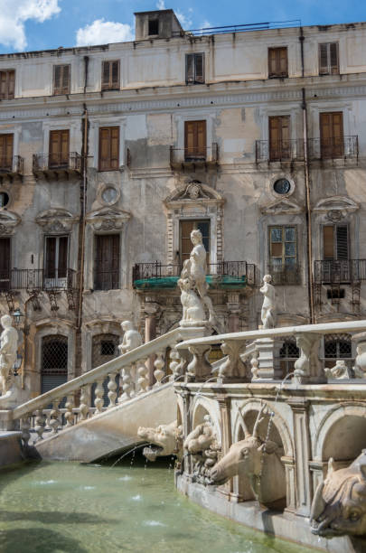 바로크 분수 광장 이탈리아, 시칠리아, 팔레르모 프리토리아에 누드 인형 - neptune naked statue art 뉴스 사진 이미지