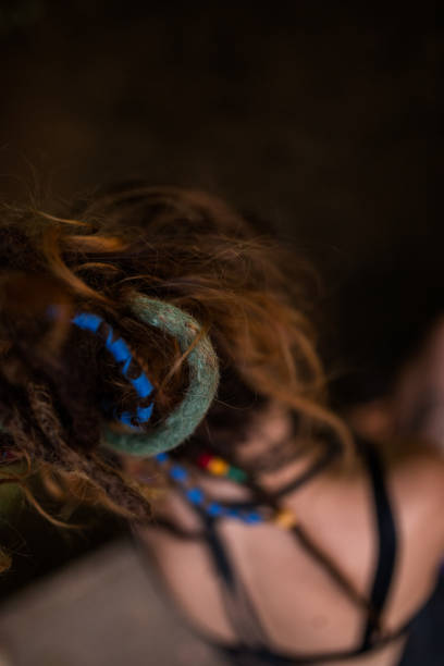 dreadlocks pacíficas - hippie women dreadlocks human hair - fotografias e filmes do acervo