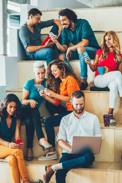 concetto di stili di vita diversi - gruppo medio di persone foto e immagini stock