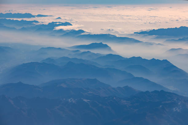 スイス アルプスの空撮。アルプス上空飛行。山のすばらしい景色 - mountain range earth sky airplane ストックフォトと画像