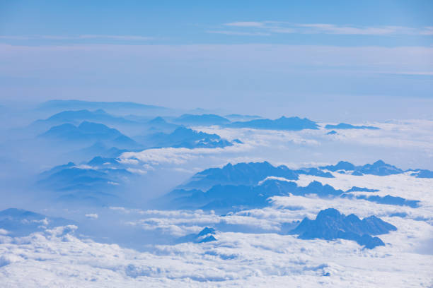 スイス アルプスの空撮。アルペンの上飛んでいます。 - mountain range earth sky airplane ストックフォトと画像