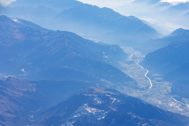 スイス アルプスの空撮。アルプス上空飛行。山のすばらしい景色 - mountain range earth sky airplane ストックフォトと画像