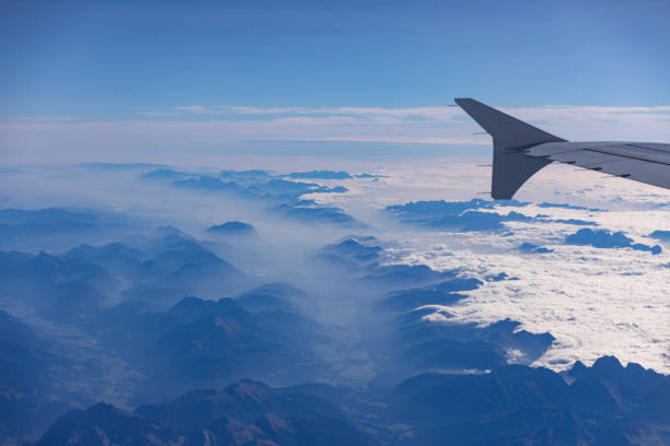 スイス アルプスの空撮。アルペンの上飛んでいます。 - mountain range earth sky airplane ストックフォトと画像