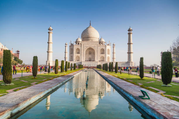 pessoas que visitam o magnífico taj mahal em agra. - taj mahal - fotografias e filmes do acervo