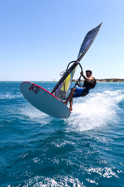 cesme, turcja, 28 czerwca 2015 r. windsurfing w mieście alacati - windsurfing zdjęcia i obrazy z banku zdjęć