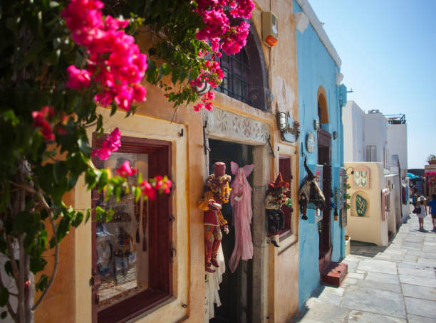 strade con negozio nell'isola di santorini. - chopard foto e immagini stock