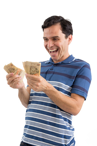 Hombre feliz contando el dinero. Él está en sus pies. Aislado sobre fondo blanco