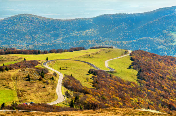 il col du grand ballon, un passo di montagna sui vosgi - alsazia, francia - france scenics europe alsace foto e immagini stock