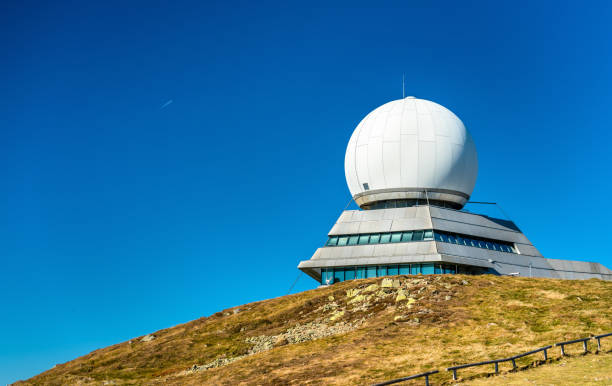 air traffic control radarstation auf dem grand ballon-berg im elsass/frankreich - panamint range stock-fotos und bilder