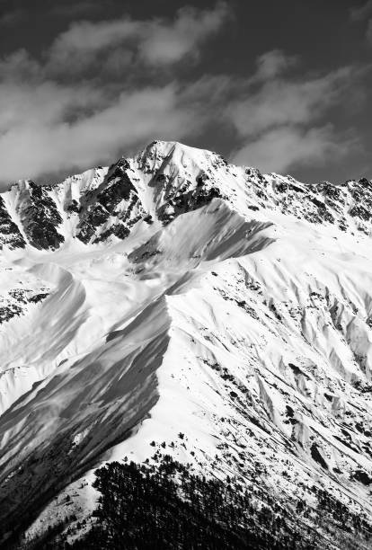 istock Black and white snow mountain peak at sunny day 866792736