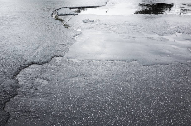 istock Street asphalt in bad condition 866799290