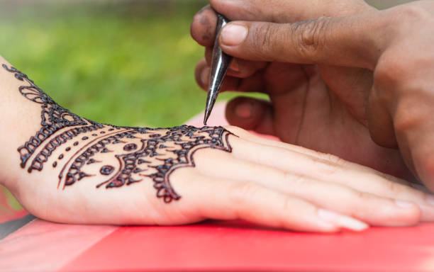 istock Women put her hand and drawn with henna 866810552