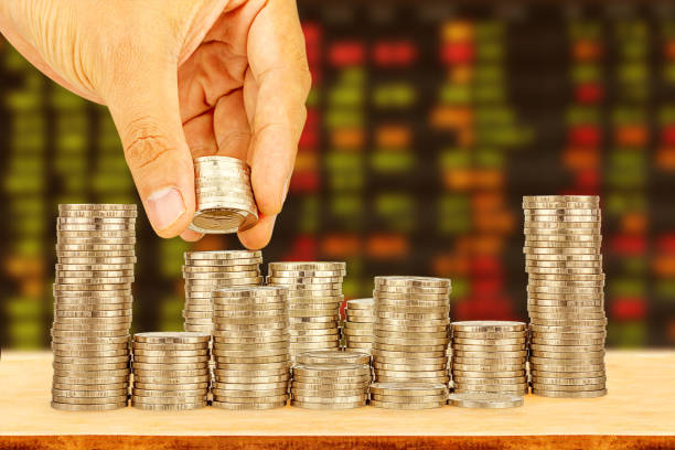 Finance and Saving money banking concept,Hope of investor concept,Male hand putting money coin like stack growing business. double exposure of blur background display of Stock market quotes finanzas y ahorro concepto bancario de dinero, esperanza del concepto de inversionista, moneda de dinero poniendo mano masculina como pila de negocio en crecimiento. doble exposición de desenfoque pantalla fondo de cotizaciones del mercado
