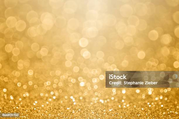 Gouden Viering Achtergrond Voor Verjaardag New Year Eve Kerstmis Munten Bruiloft Of Verjaardag Vallen Stockfoto en meer beelden van Goud - Metaal