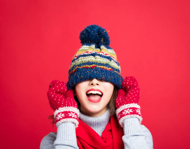 glückliche junge schöne frau in winterkleidung - warme kleidung stock-fotos und bilder