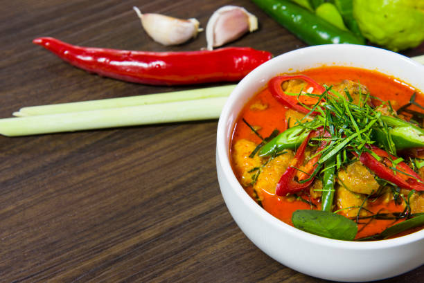 맛 있는 치킨 panang 카레와 성분 나무 배경, 태국 음식, 선택 된 초점에 양념. - panang curry 뉴스 사진 이미지
