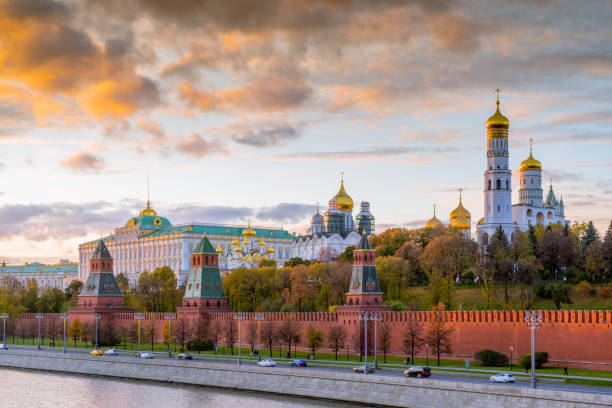 moskauer kreml am abend - москва stock-fotos und bilder