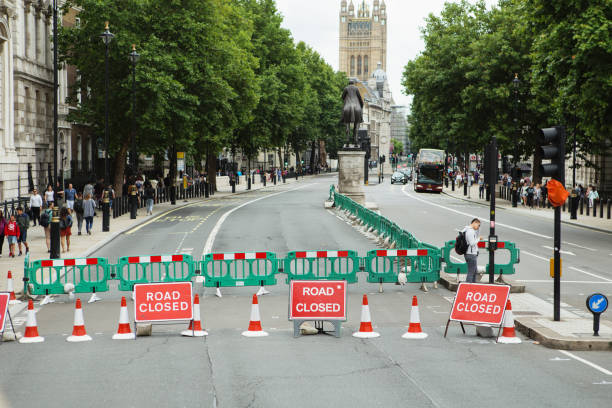 señal de camino cerrado en una calle de londres - traffic cone uk street london england fotografías e imágenes de stock