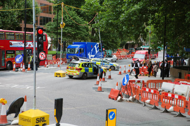 señal de camino cerrado en una calle de londres - traffic cone uk street london england fotografías e imágenes de stock