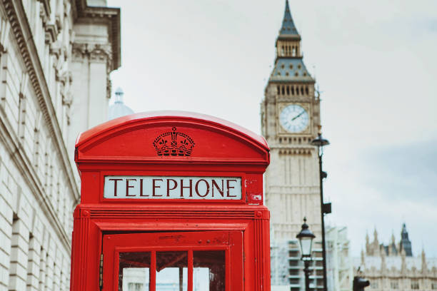 赤い電話ボックスと、ロンドン、英国でビッグ ・ ベン。 - pay phone telephone telephone booth red ストックフォトと画像