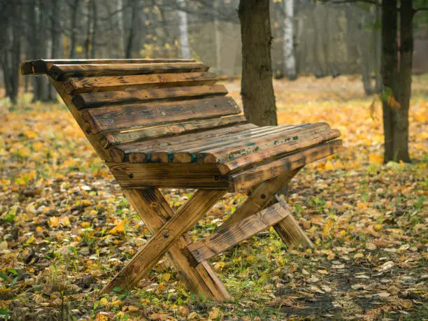 Beautiful wooden bench in autumn city Park. Place in the city Park.