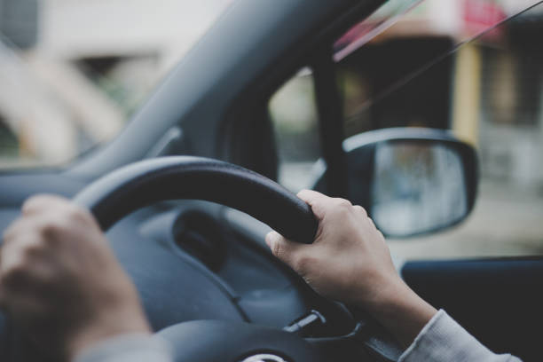 車のハンドルを保持している女性の手のクローズ アップ - 運転する 写真 ストックフォトと画像