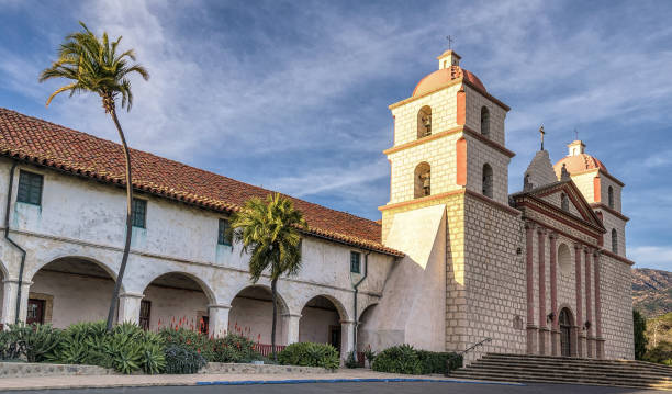 vue extérieure du bâtiment mission santa barbara en californie - mission santa barbara photos et images de collection