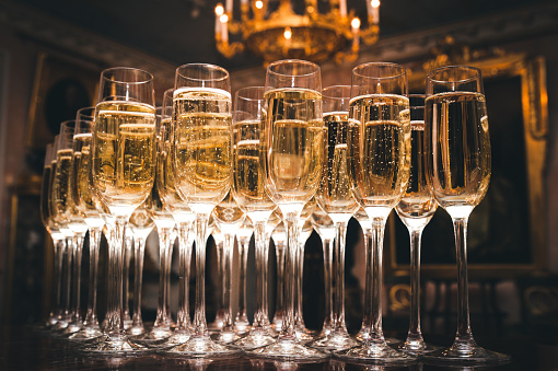 Un montón de copas de champagne en un ambiente de lujo. Foto elegante y tonificada. Recepción secular, año nuevo, boda photo