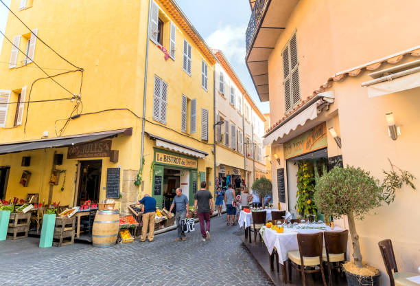 vista sulla strada nel centro storico di antibes, francia - antibes foto e immagini stock