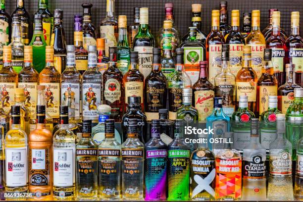 Wodka Rum Gin Alcohol Likeuren Dranken Flessen Stockfoto en meer beelden van Fles - Fles, Alcohol, Bar - tapkast
