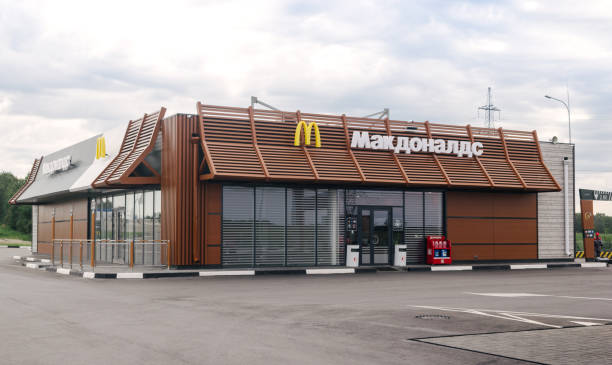 mcdonalds restaurant - brand name yellow red business imagens e fotografias de stock