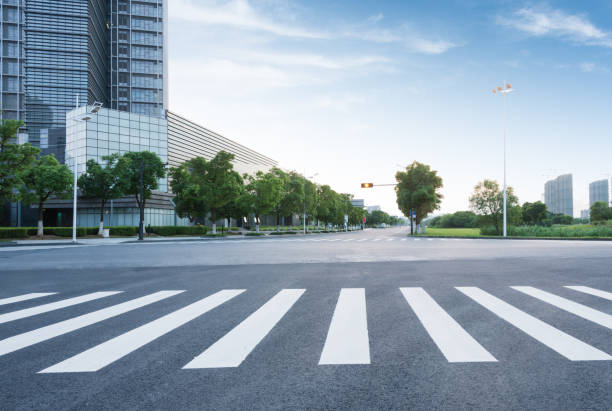 cidade road - asphalt road street dividing line - fotografias e filmes do acervo