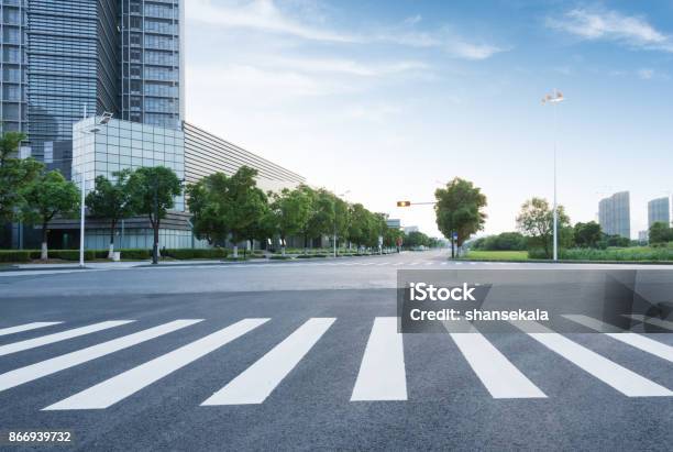 Foto de Cidade Road e mais fotos de stock de Cidade - Cidade, Rua, Plano de Fundo