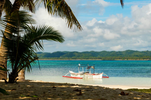 isola guyam tropicale con barche da pesca tradizionali, filippine - nautical vessel philippines mindanao palawan foto e immagini stock