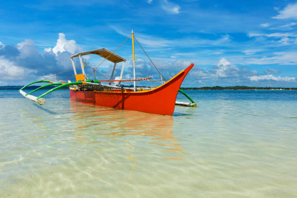 barca da pesca tradizionale su spiaggia incontaminata, filippine - nautical vessel philippines mindanao palawan foto e immagini stock