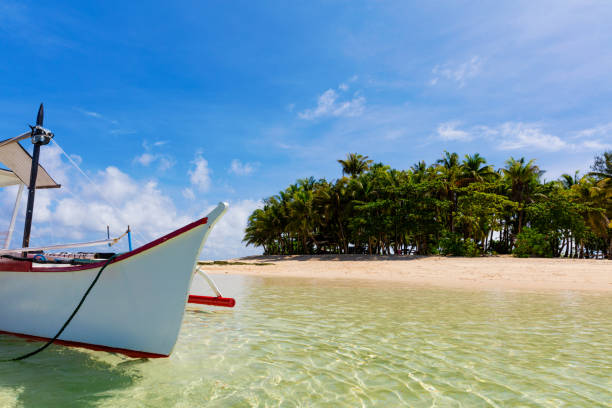 isola guyam tropicale con barche da pesca tradizionali, filippine - nautical vessel philippines mindanao palawan foto e immagini stock