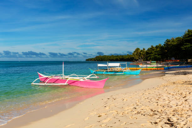 traditional fishing boats on pristine beach, philippines - nautical vessel philippines mindanao palawan imagens e fotografias de stock