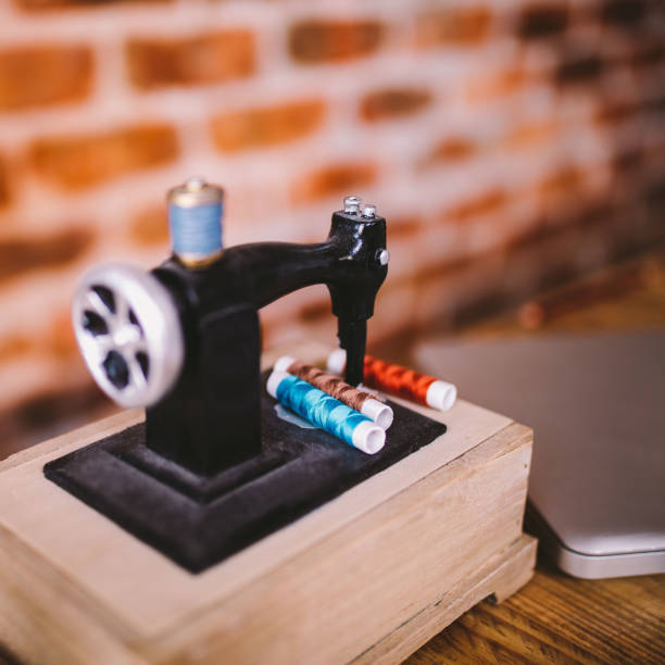 istock Close-up of miniatur sewing machine 866945184