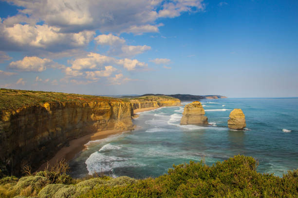 explorant la great ocean road en australie - torquay photos et images de collection