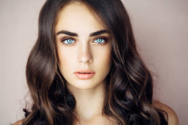 ritratto di bella donna - occhi azzurri foto e immagini stock