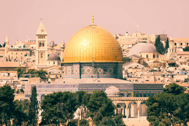 jerusalem old city panoramic aerial view - jerusalem israel skyline panoramic imagens e fotografias de stock