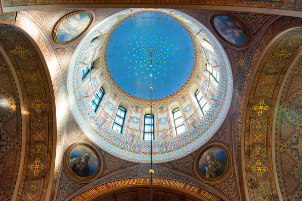 vista interior de la cúpula de la catedral de uspenski en helsinki - catedral de uspenski helsinki fotografías e imágenes de stock