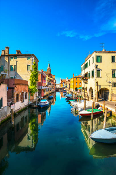 ville de chioggia dans la lagune vénitienne, eau canal et église. veneto, italie - chioggia photos et images de collection