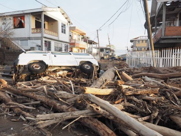 hurrikan-maria in der 18.09.2017 der insel dominica - hurricane caribbean house storm stock-fotos und bilder