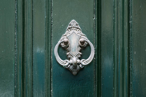 vintage antikisiert türklopfer auf grünen holztür - door knocker door lion luxury stock-fotos und bilder
