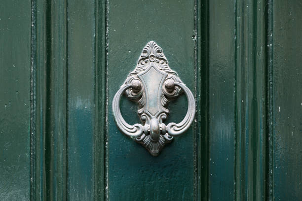 나무 녹색 문을 빈티지 antiqued 문 두 들기는 사람 - door knocker door lion luxury 뉴스 사진 이미지