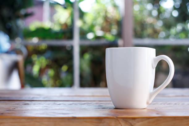 taza de cerámica sobre fondo de madera - 2321 fotografías e imágenes de stock