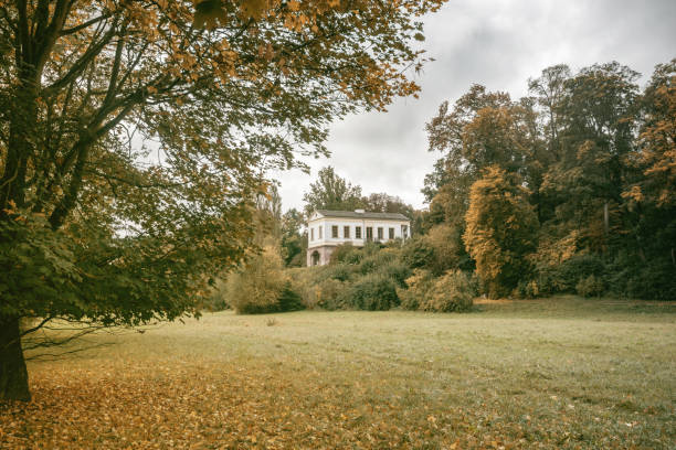 istock lm Park in Weimar in autumn 866999492