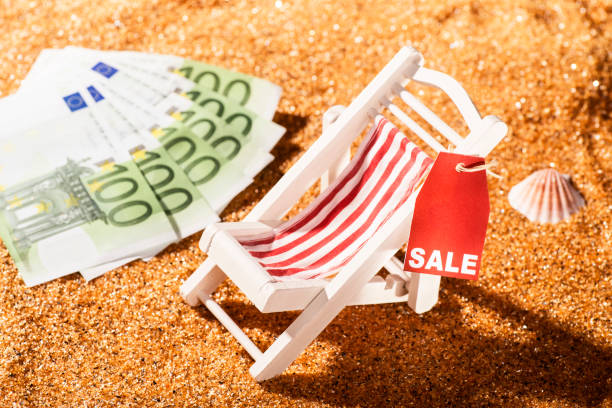 istock Deckchair with discount label and banknotes 867003372
