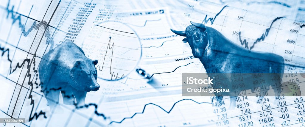 Börsensymbole Bull, bear, charts and price tables as symbols for the stock market Stock Market and Exchange Stock Photo